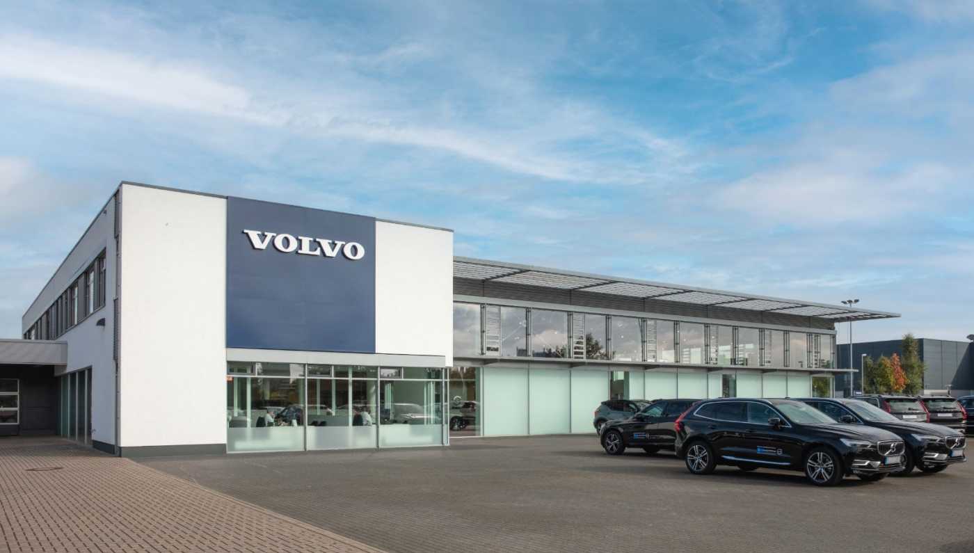 Volvo  B4 Momentum Pro 2WD